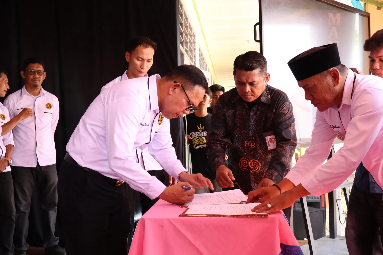 Penandatanganan Berita Acara Pelantikan