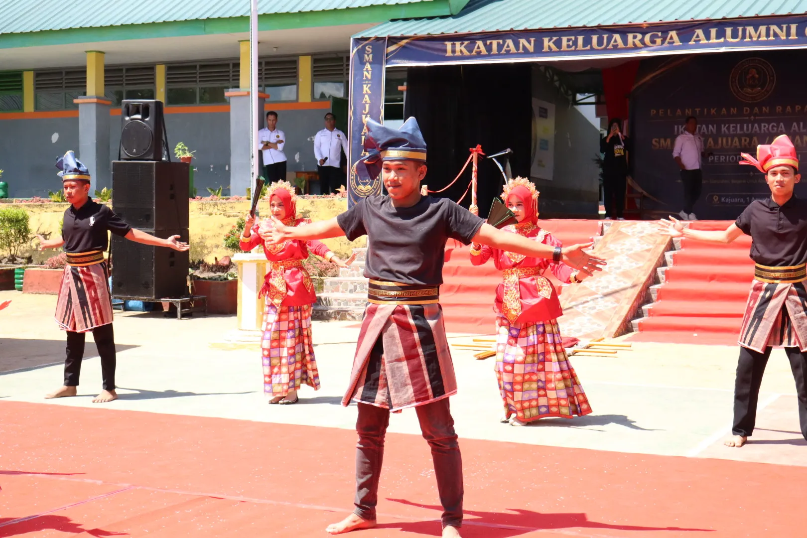 Pertunjukan Siswa/Siswi SMAN 8 Bone di acara Pelantikan IKA